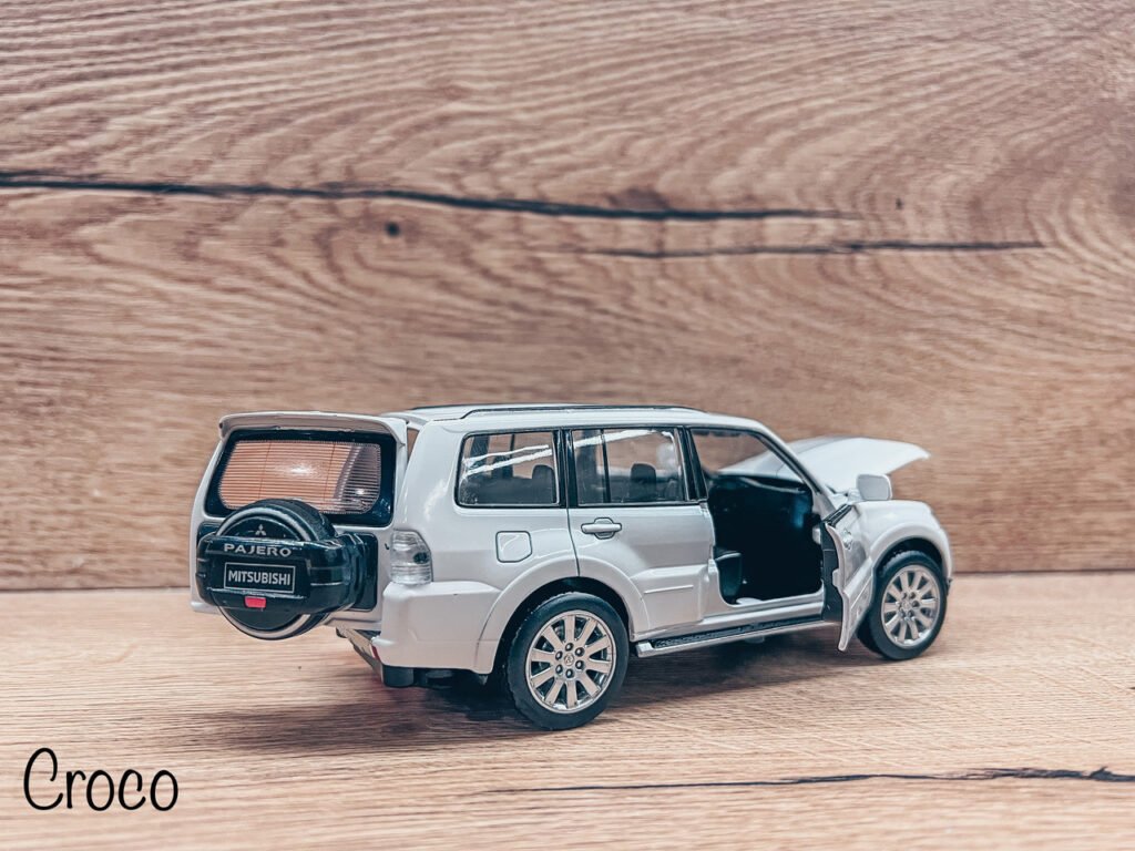 Коллекционная металлическая машинка Джип Митсубиси Паджеро Mitsubishi Pajero 4WD Turbo с инерцией 1:33 Белый (5) купить с доставкой в Украине - croco.in.ua